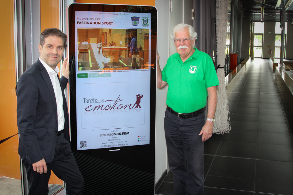 Volker Panzer (re.) Präsident des TSV Unterhaching und Hanns Gröner, Initiator und Videoproduzent