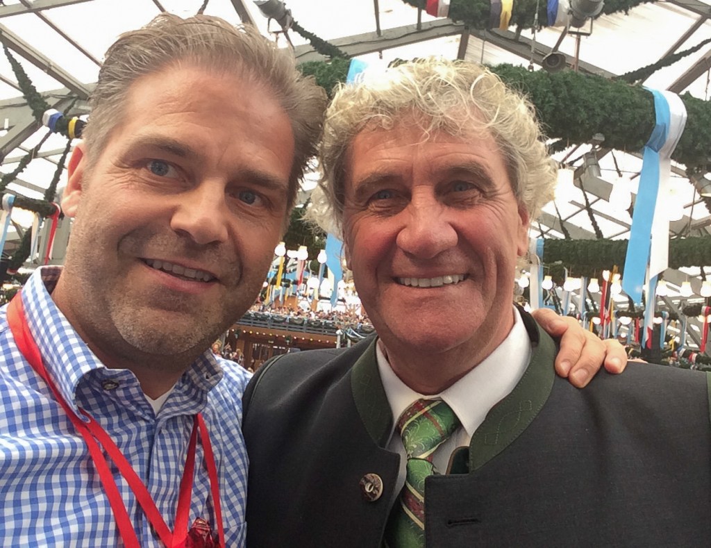 Hanns Gröner mit Torwartlegende Jean-Marie Pfaff am Rande von Dreharbeiten zum Auftakt des Münchner Oktoberfests 2015 (Foto: Thomas Weinbeck)