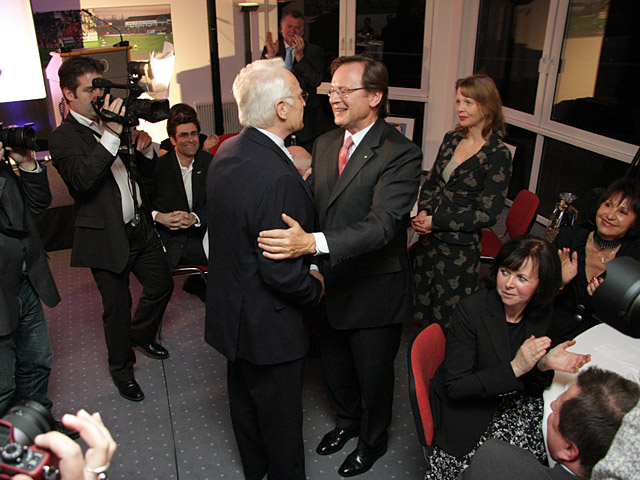 Hanns Gröner bei Dreharbeiten für die SpVgg Unterhaching mit dem Bayerischen Ministerpräsidenten Edmund Stoiber und dem langjährigen Präsidenten der SpVgg Unterhaching Engelbert Kupaka (Foto: Stefan Bruckner)
