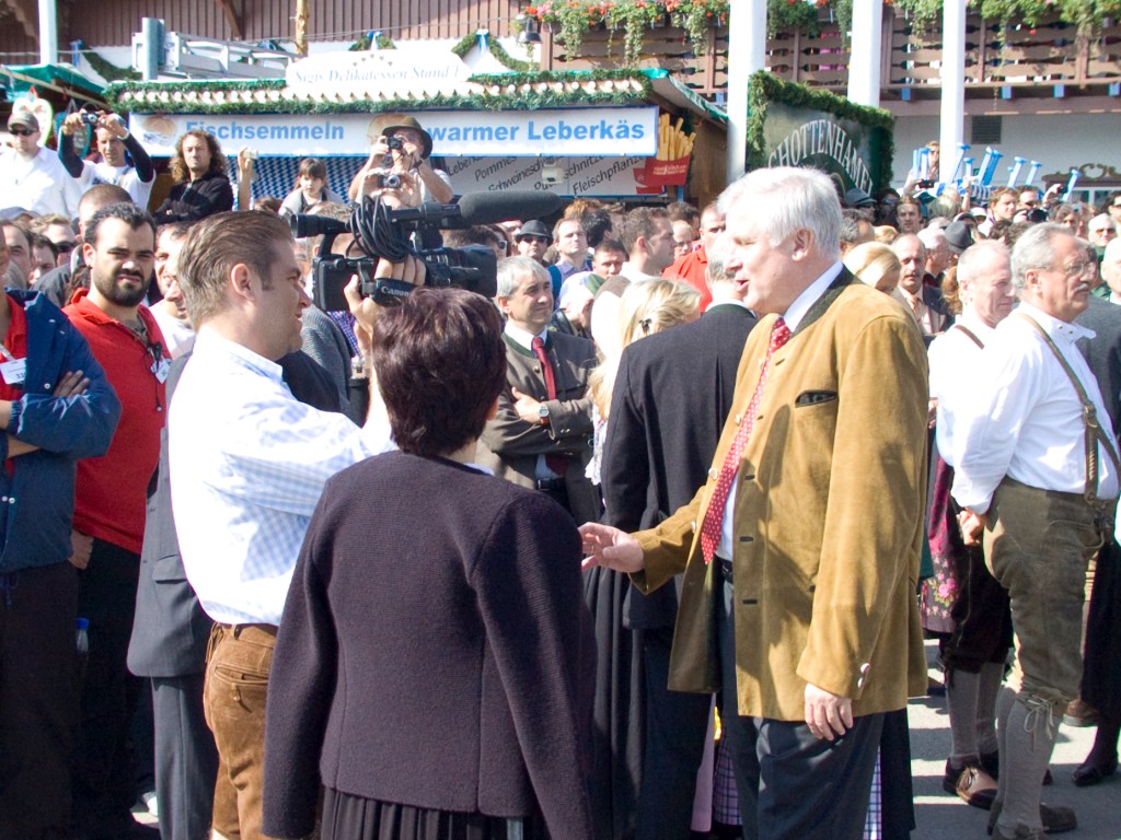 Hanns Gröner bei Dreharbeiten mit dem Bayerischen Ministerpräsidenten Horst Seehofer zum Start des Oktoberfests 2015
