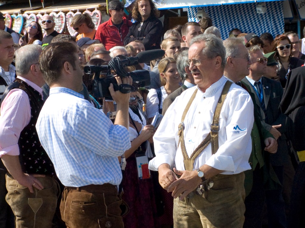 Hanns Gröner bei Dreharbeiten mit dem Münchner Oberbürgermeister Christian Ude zum Start des Oktoberfests 2015
