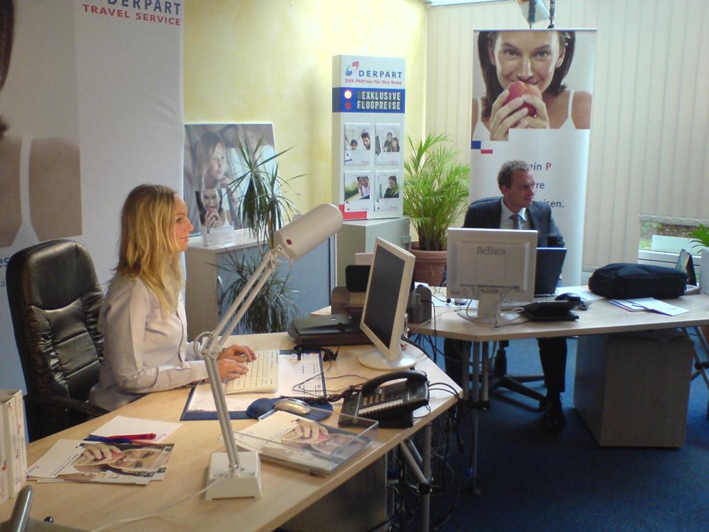 Das Bild zeigt eine Szene im MFG Reisebüro Unterhaching während der Dreharbeiten für einen Imagefilm für Derpart Travel Service (Foto: Hanns Gröner)