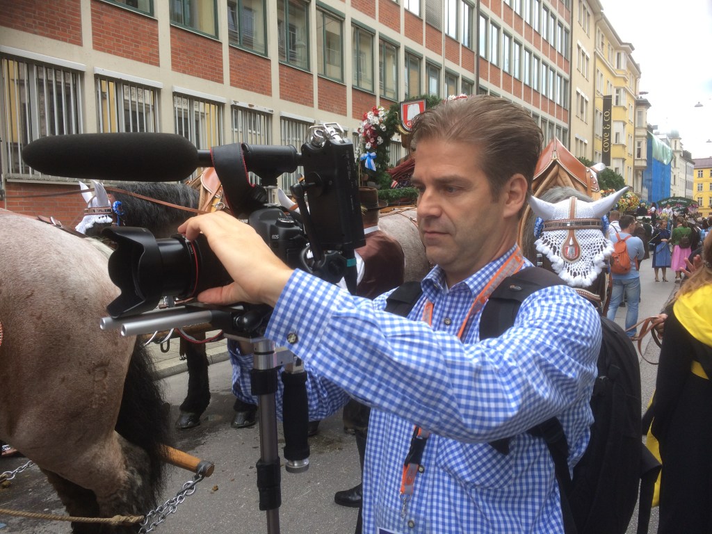 Hanns Gröner an der Kamera bei Dreharbeiten mit Dieter Reiter zum Start des Münchner Oktoeberfestes 2014