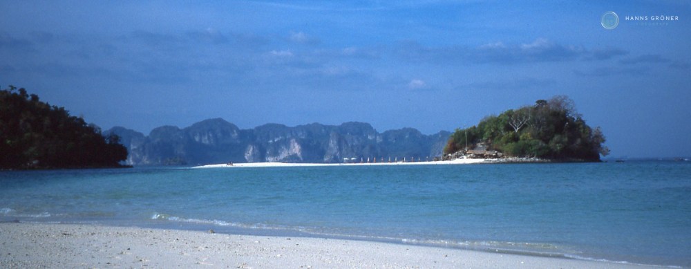 Blick von Ko Po Da Nok (Chicken Island) auf Typ Island (1997, Foto: Hanns Gröner)