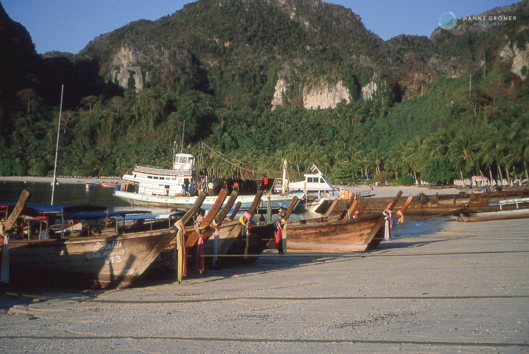 Strand Tonsai Bay in Ko Phi Phi Don (1997, Foto: Hanns Gröner)
