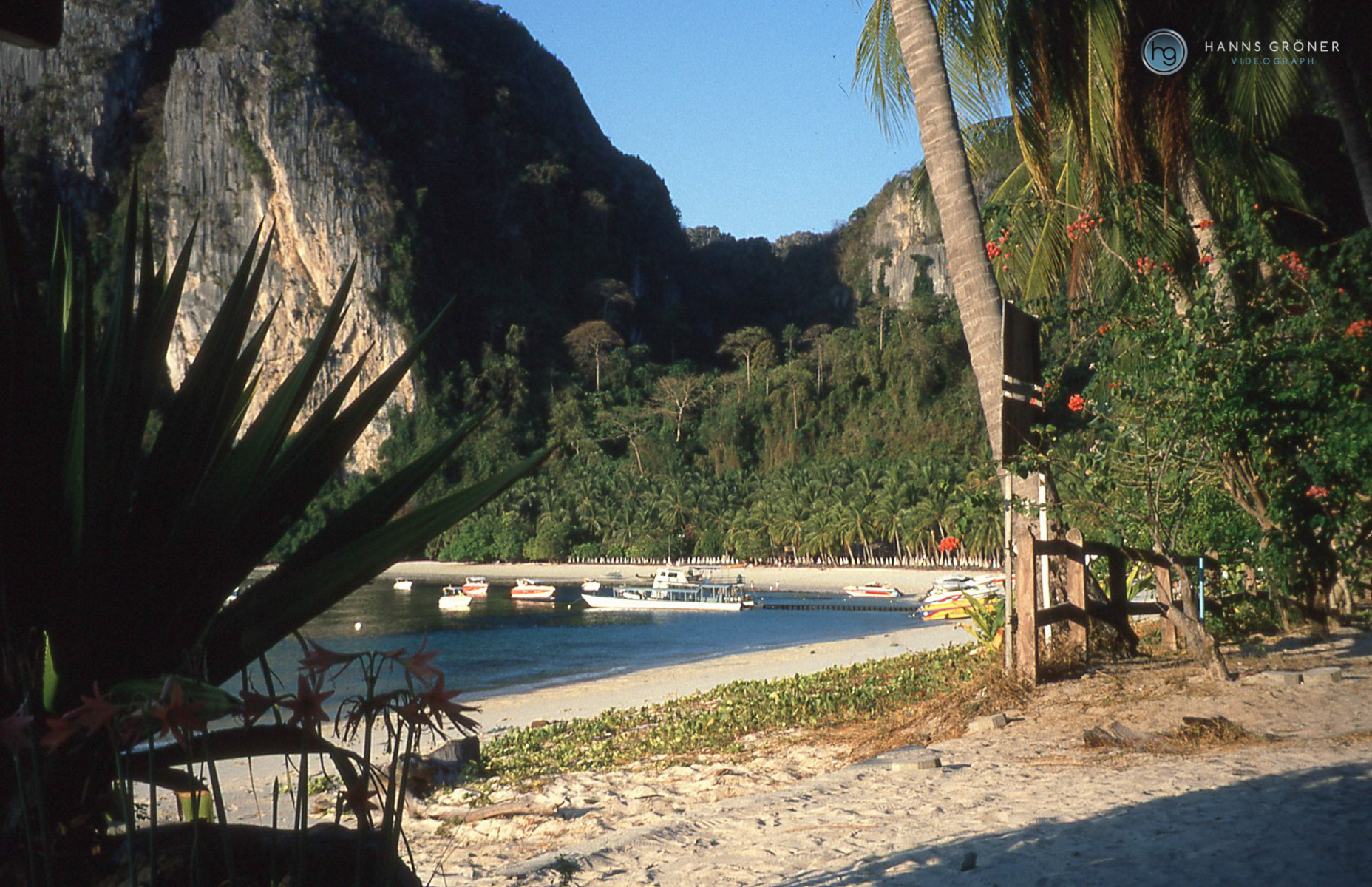 Strand Tonsai Bay in Ko Phi Phi Don (1997, Foto: Hanns Gröner)
