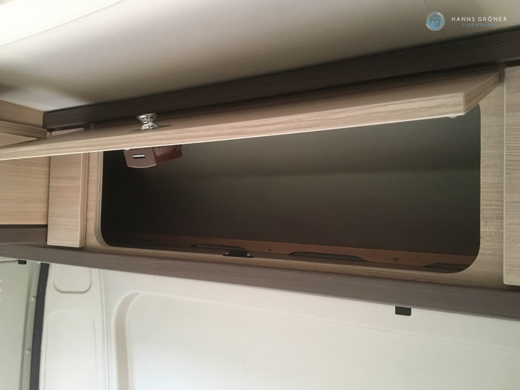 Stauräume im Schlafbereich des Pössl 2WIN-Plus (links)
