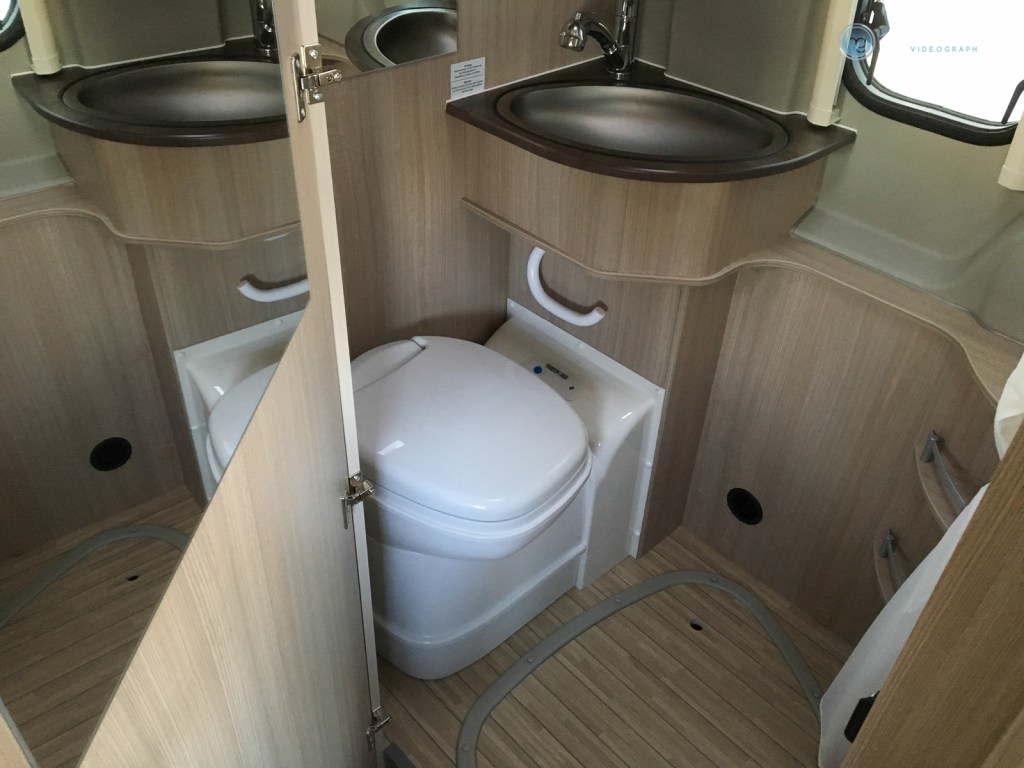 Duschbad Pössl 2WIN-Plus mit praktischen Ablagefächern, Waschbecken und Toilette