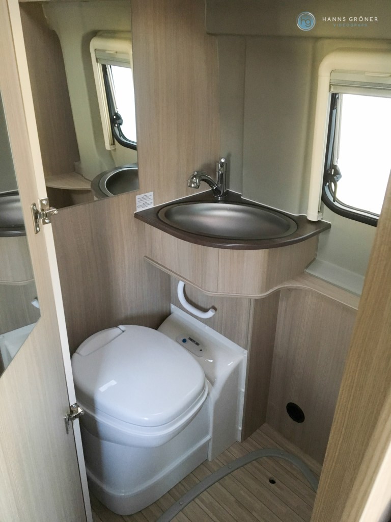 Duschbad Pössl 2WIN-Plus mit praktischen Ablagefächern, Waschbecken und Toilette