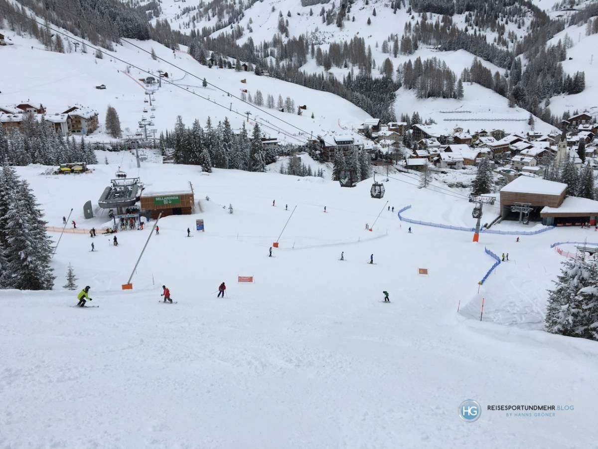 Verbindungslift Arabba Fly - Rechts die Talstation der drei Seilbahnen auf die Porta Vescovo (Foto: Hanns Gröner)