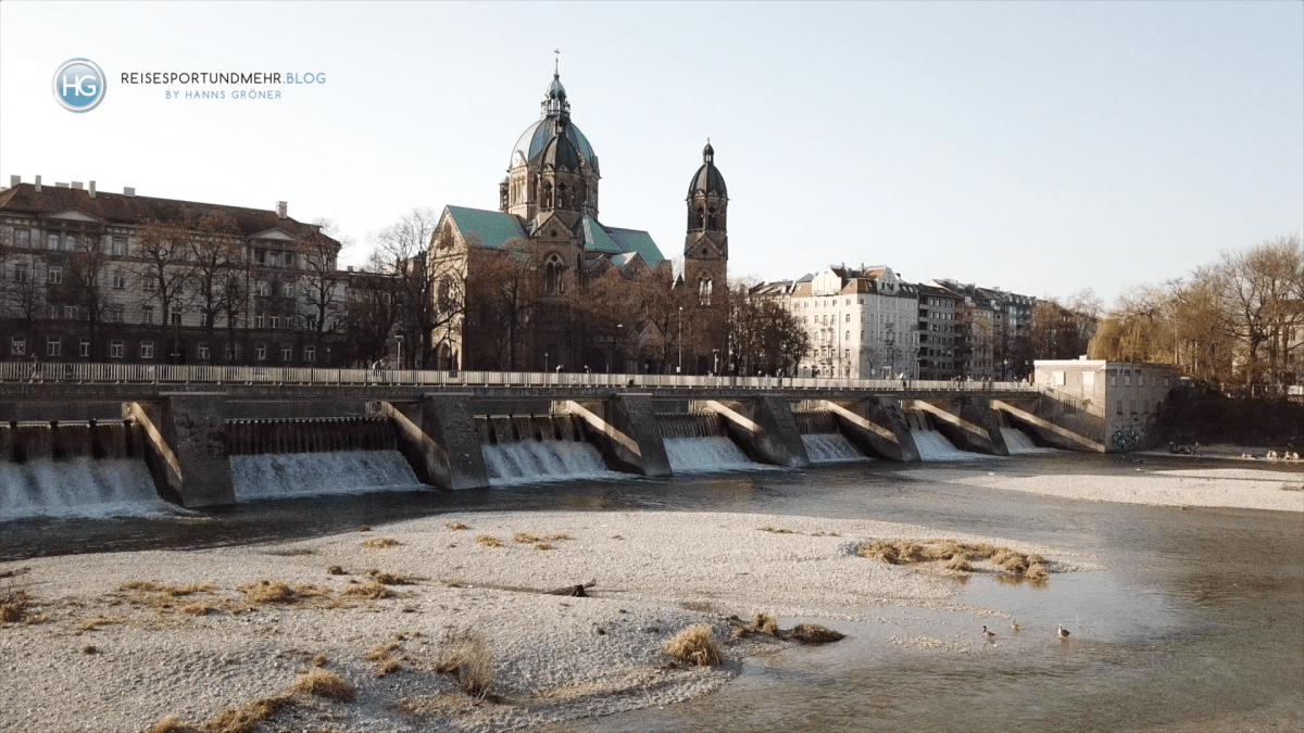 Isarwehr mit Kirche St. Lukas im April 2018 (Foto: Hanns Gröner)