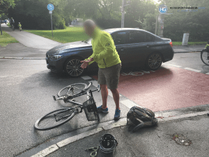 Fahrradunfall Friedenspromenade Ecke Solalindenstraße am 25.6.2018 (Foto: Hanns Gröner)