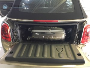 Platz für 1 Koffer Im Kofferraum des DriveNow Mini Cabrio am Flughafen Düsseldorf (Foto: Hanns Gröner)