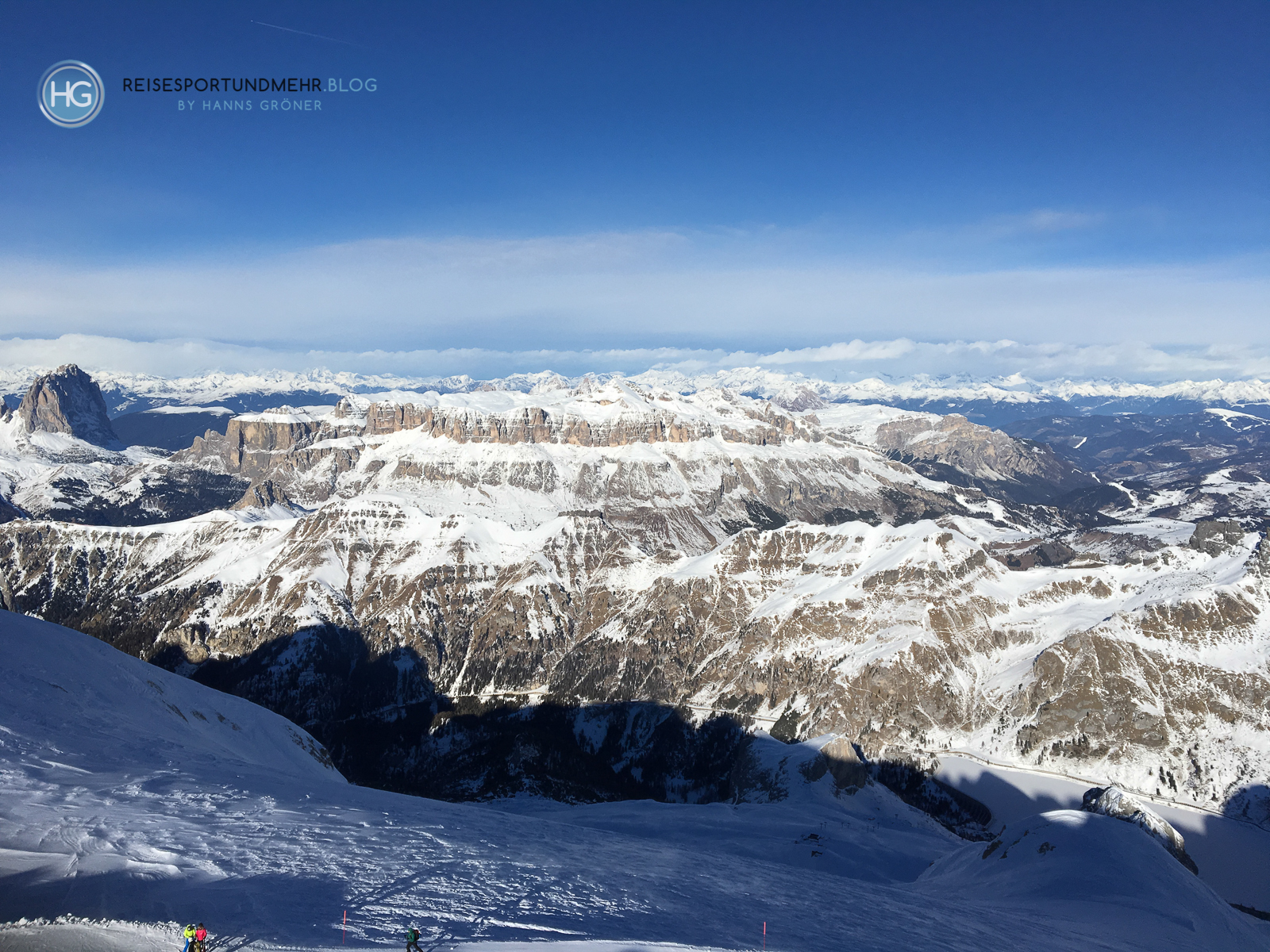 Südtirol Dezember 2018 - Blick von der Marmolada auf die Sellagruppe und den Langkofel (Foto: Hanns Gröner)