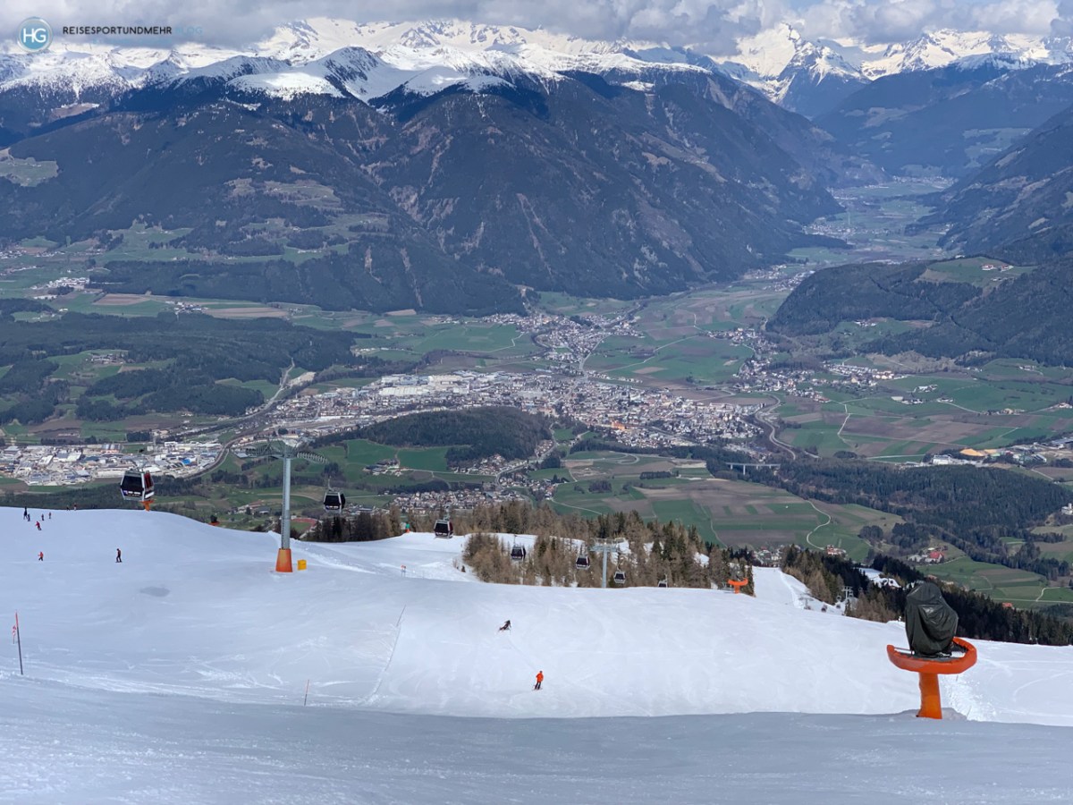 Blick vom Gipfel des Kronplatz auf Bruneck (Foto: Hanns Gröner)