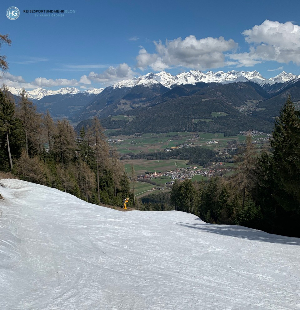 Auf der Silvester - Blick ins Tal und auf die umliegenden Berge (Foto: Hanns Gröner)