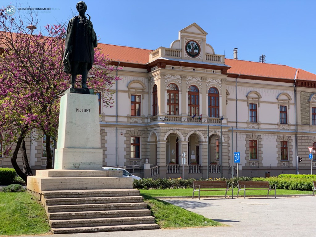 Kiskörös an Ostern 2019 - Rathaus mit Petöfi Denkmal (Foto: Hanns Gröner)