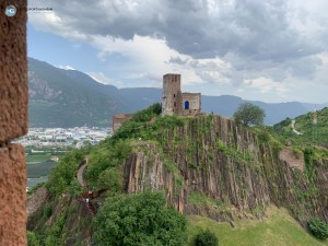 Die Burg Sigmundskron hoch über Bozen und das Messner Mountain Museum Firmian (Foto: Hanns Gröner)