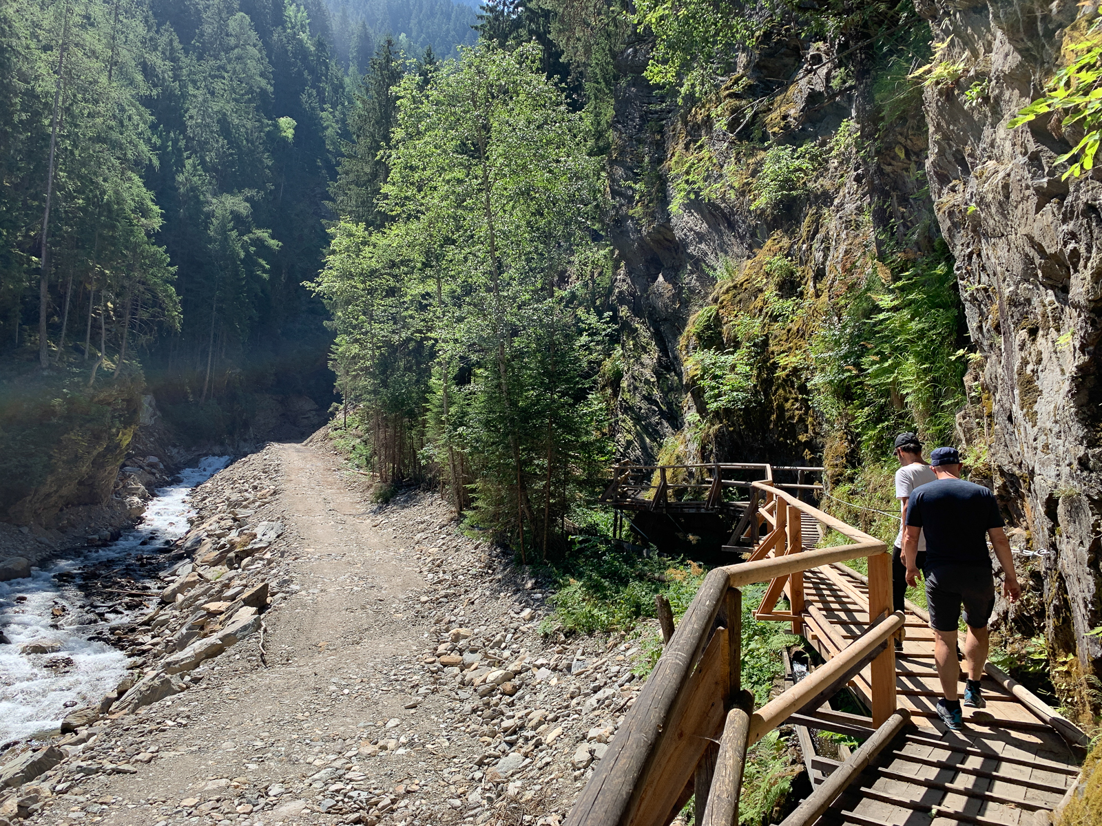 Kärnten Raggaschlucht - Nach dem Kassenhäuschen geht es erst einmal dem Bach und einem noch recht breiten Flussbett entlang (Foto: Hanns Gröner)