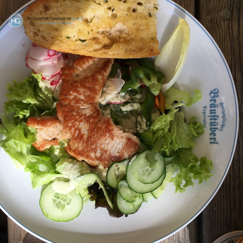 Salat mit Pute im Bräustüberl Tegernsee (Foto: Hanns Gröner)