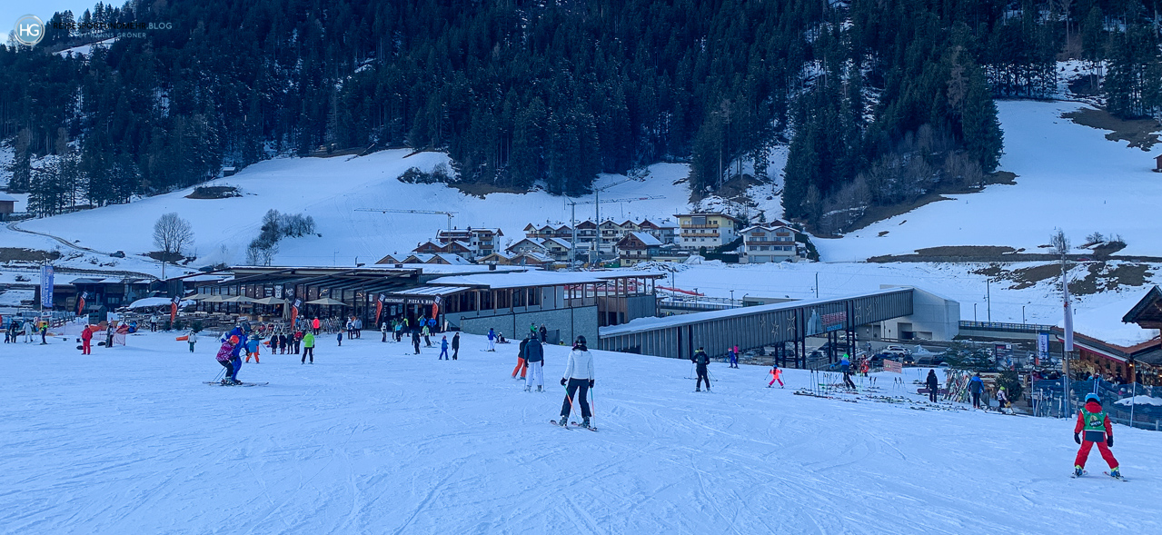 Dolomiten im Januar 2020 - Skistation Punka an der Talstation der Helmbahn mit Anschluss an den Ski Pustertal Express (Foto: Hanns Gröner)