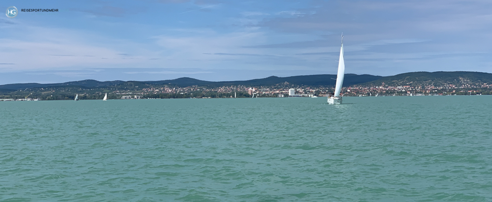 Blick vom Segelboot zurück auf Balatonfüred (Foto: Hanns Gröner)