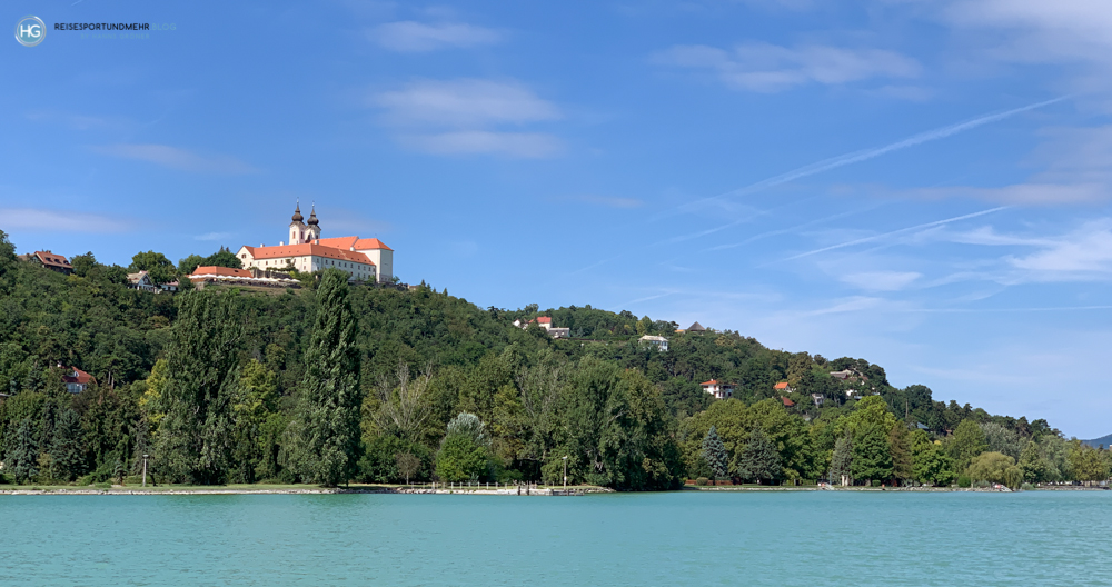 Die Klosterkirche in Tihany vom See aus (Foto: Hanns Gröner)