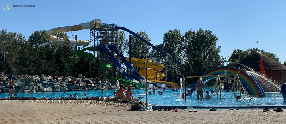 Das Bild zeigt die Abendteuerrutschen des Freibads in Lipót (Foto: Hanns Gröner)