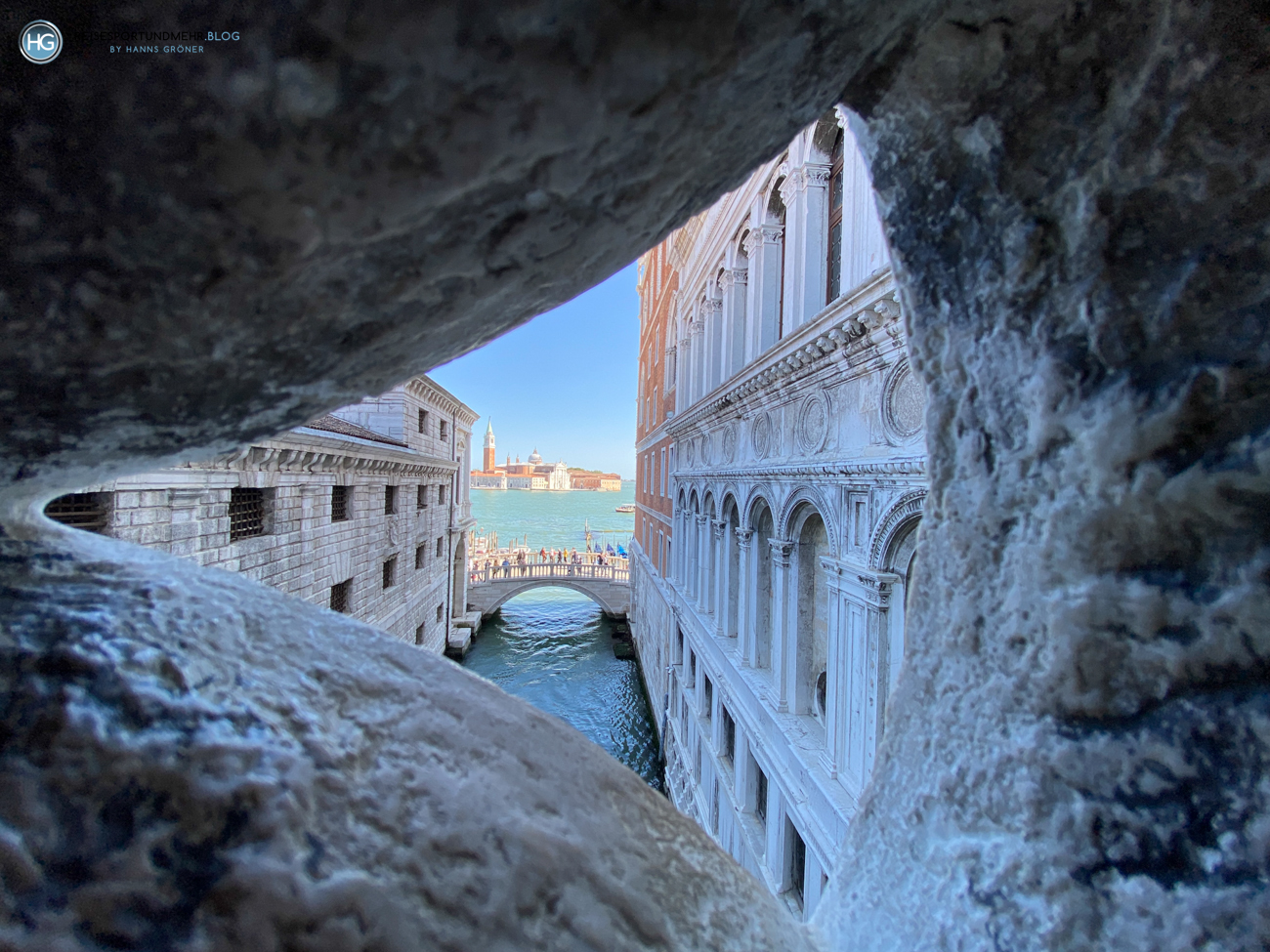 Blick aus der Seufzerbrücke auf das Gefängnis (links), den Dogenpalast (rechts) und San Giorgo Im Hintergrund - Pfingsten 2021 (Foto: Hanns Gröner)