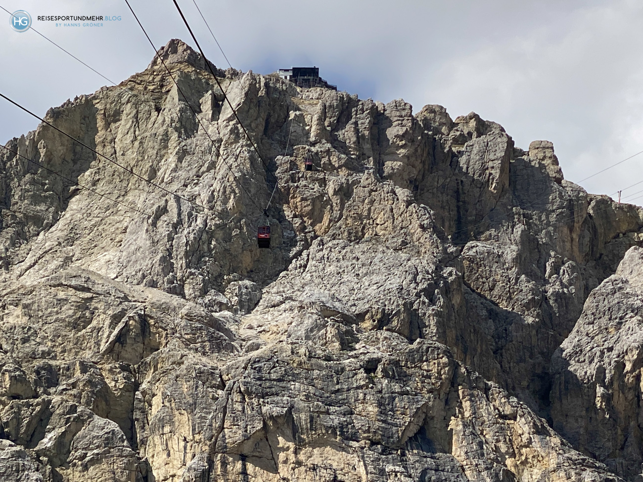 Seilbahn auf den Lagazuoi mit Gondel und Bergstation (Foto: Hanns Gröner)