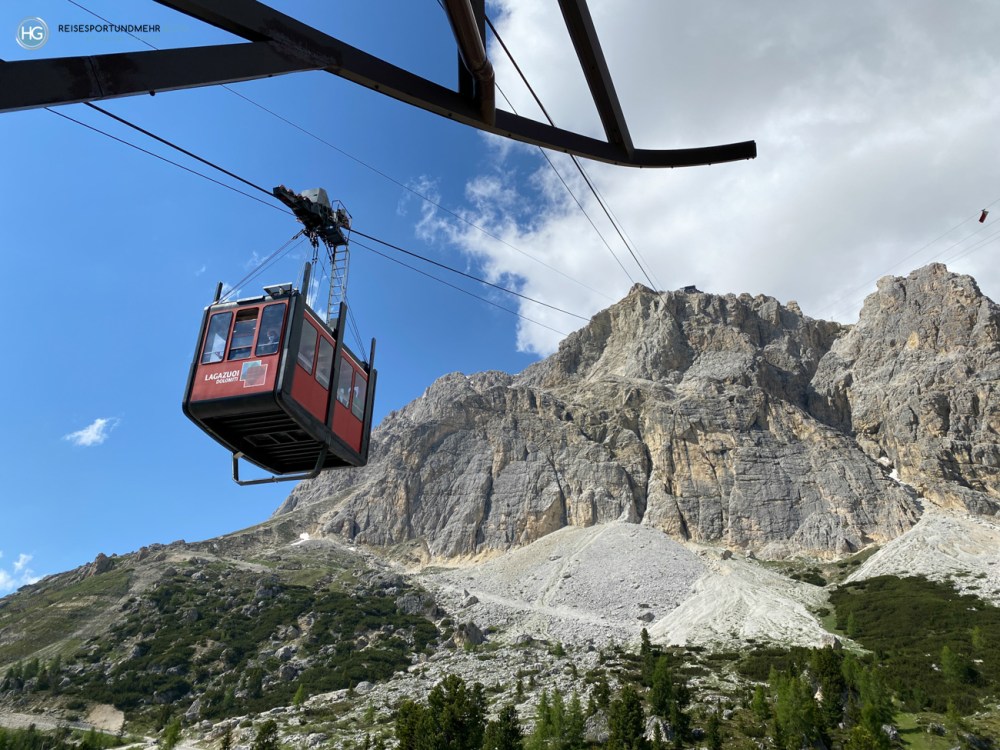 Blick von der Talstation der Seilbahn auf den Lagazuoi hinauf zur Bergstation (Foto: Hanns Gröner)