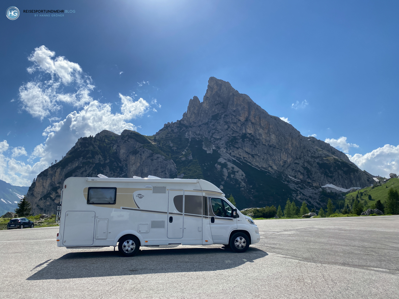 Auf dem Parkplatz der Seilbahn zum Lagazuoi auf der Passhöhe des Falzaregopass (Foto: Hanns Gröner)