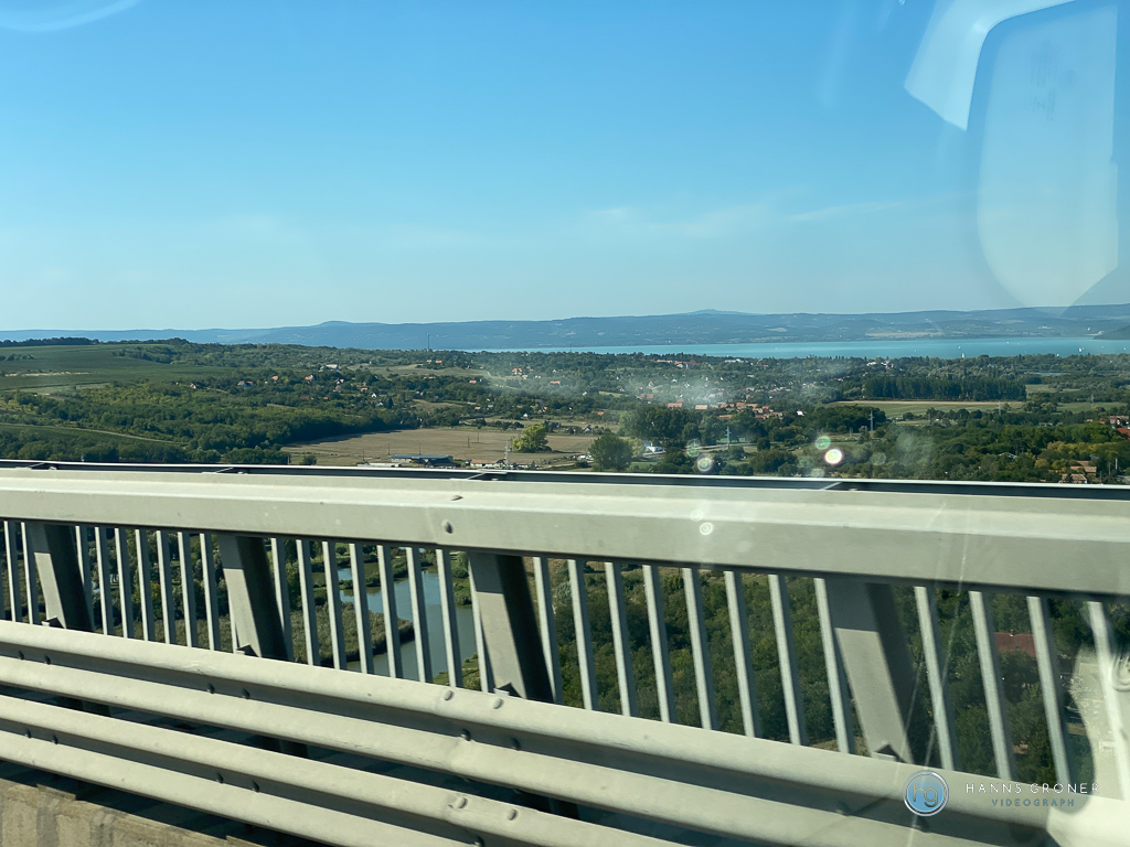 Kiskörös 2021 - Blick von der Autobahn auf den Plattensee bei Siófok(Foto: Hanns Gröner)
