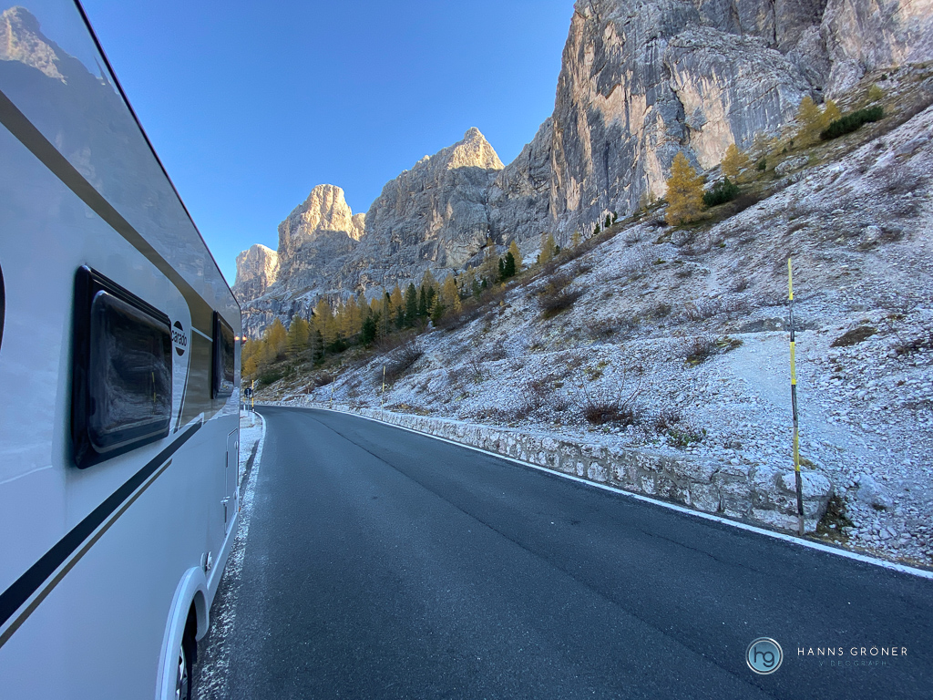 Dolomiten 2021 | Kurzer Stopp auf der Straße zwischen Vom Grödnerjoch nach Wolkenstein (Foto: Hanns Gröner)