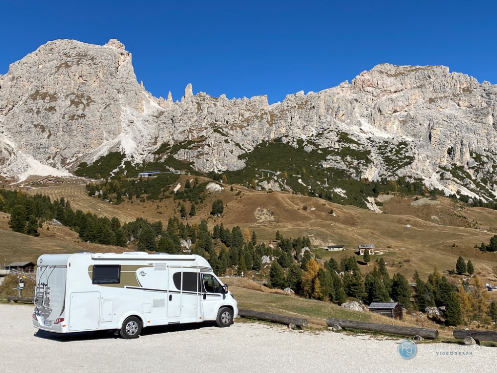 Dolomiten 2021 | Parken für Wohnmobile am Grödnerjoch (Foto: Hanns Gröner)
