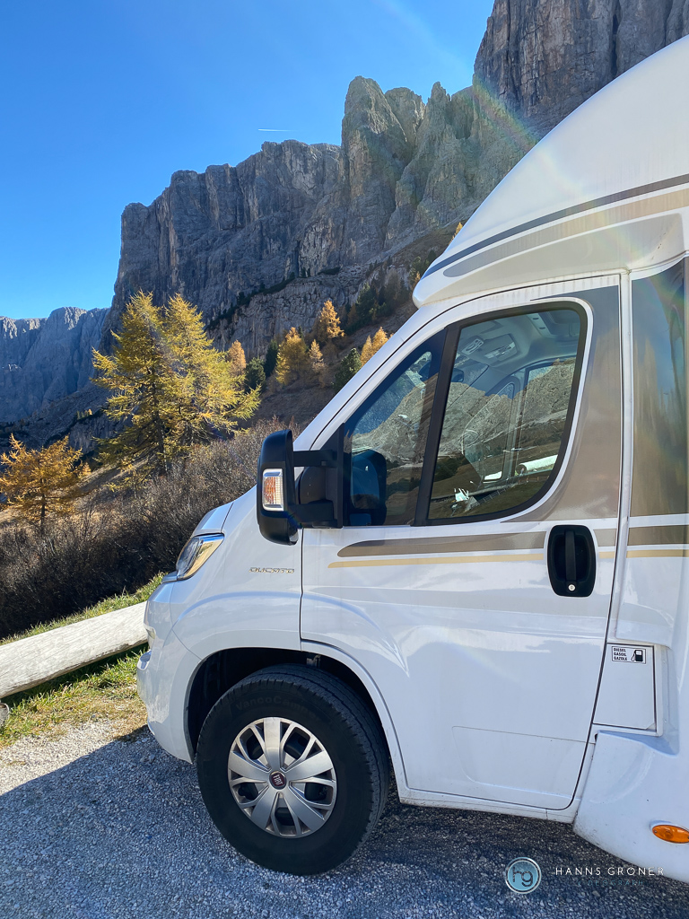 Dolomiten 2021 | Parken für Wohnmobile am Grödnerjoch (Foto: Hanns Gröner)