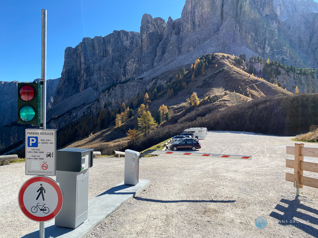 Dolomiten 2021 | Parken für Wohnmobile am Grödnerjoch (Foto: Hanns Gröner)