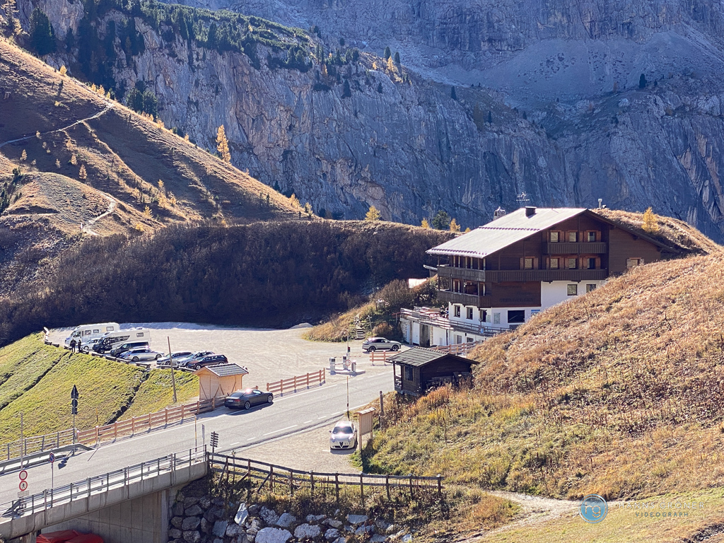 Dolomiten 2021 | Parken für Wohnmobile am Grödnerjoch (Foto: Hanns Gröner)
