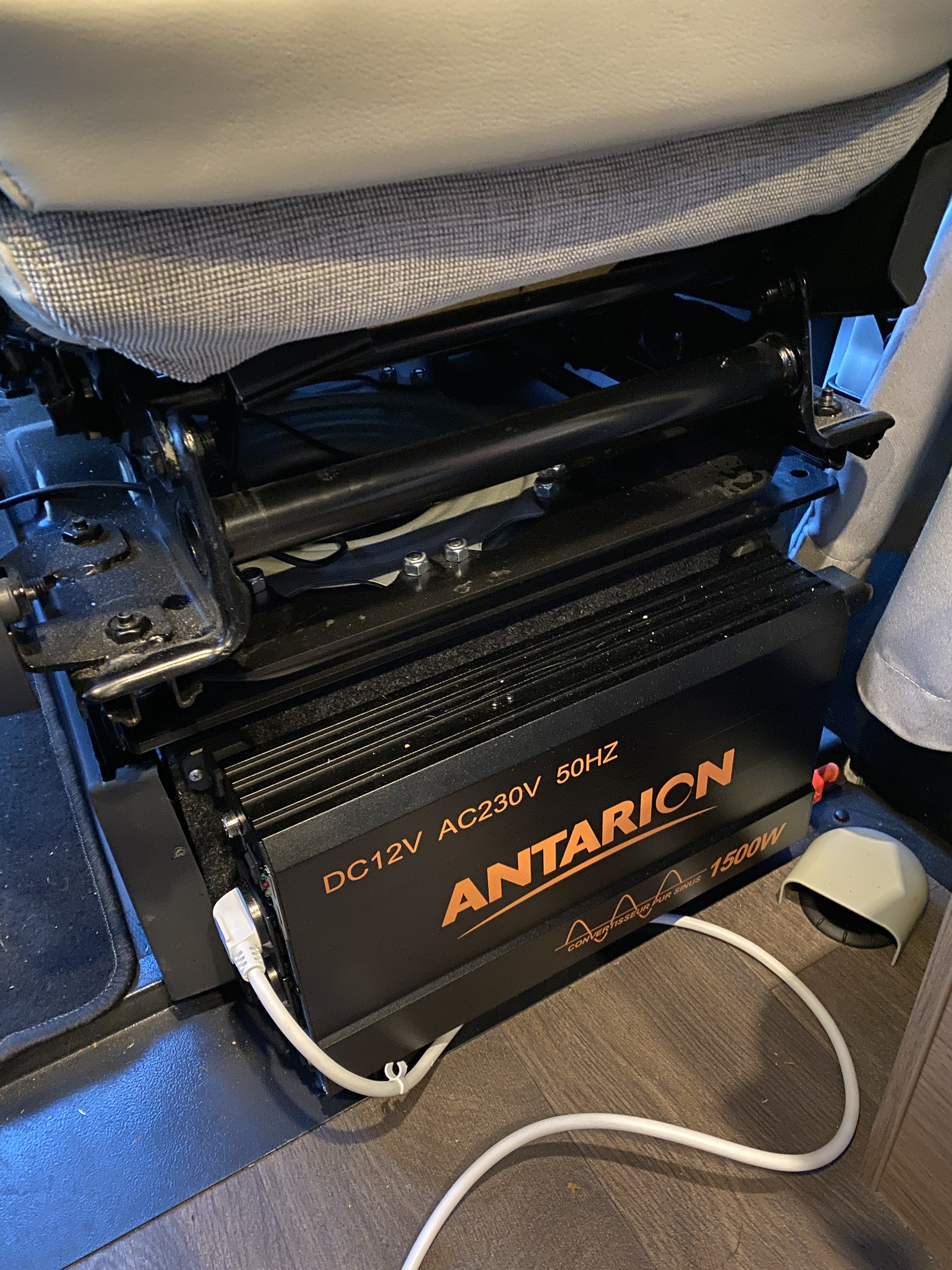 Antarion Wechselrichter 1500W im Carado T447 (Foto: Hanns Gröner)