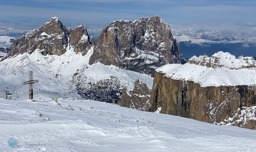 Skifahren in den Dolomiten im April 2022 - Blick vom Sass Pordoi auf den Langkofel (Foto: Hanns Gröner)
