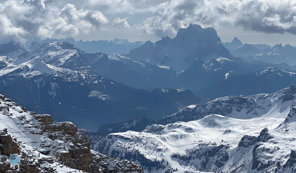 Skifahren in den Dolomiten im April 2022 - Blick vom Sass Pordoi auf den Monte Pelmo (Foto: Hanns Gröner)
