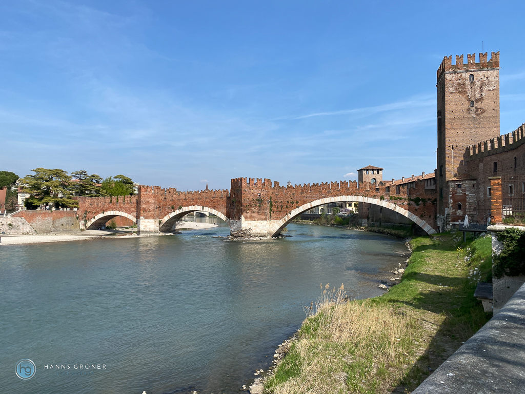 Verona im April 2022 - Ponte Castelveccio über die Etsch (Foto: Hanns Gröner)