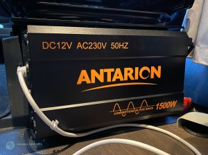 Antarion 1500 Watt Wechselrichter im Wohnmobil mit angeschlossenem Verlängerungskabel an der Schukosteckdose.