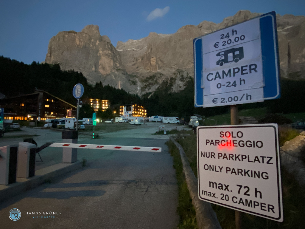 Zufahrt zum Wohnmobilstellplatz Plan de Gralba mit Sella im Hintergrund - Dolomiten 2022 (Foto: Hanns Gröner)
