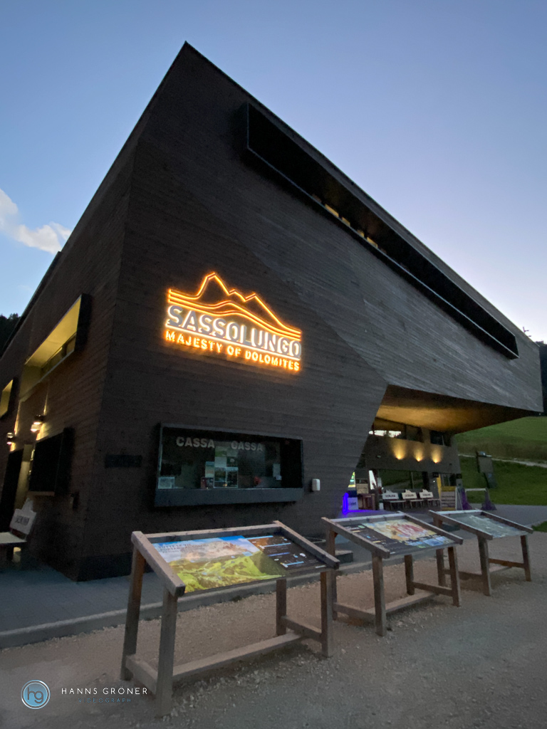 Die Seilbahntalstation mit Toilette am Wohnmobilstellplatz Plan de Gralba - Dolomiten 2022 (Foto: Hanns Gröner)