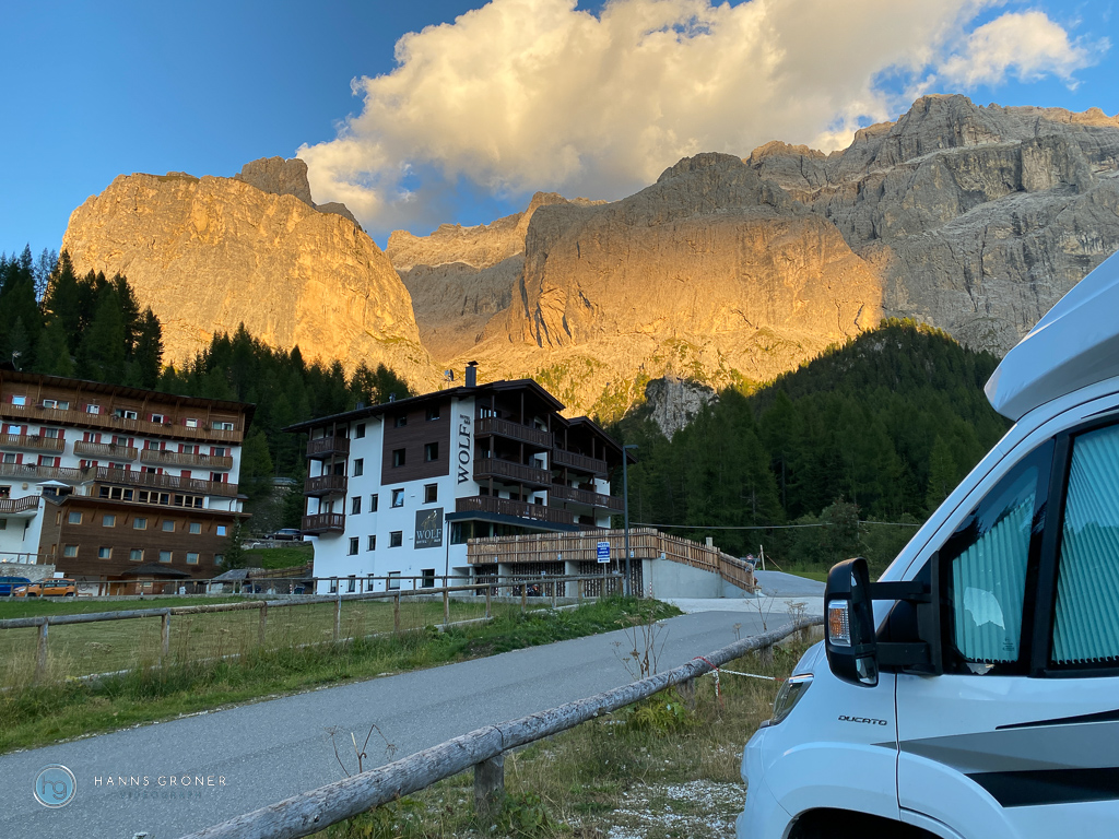 Wohnmobilstellplatz Plan de Gralba mit Blick auf die Sella - Dolomiten 2022 (Foto: Hanns Gröner)