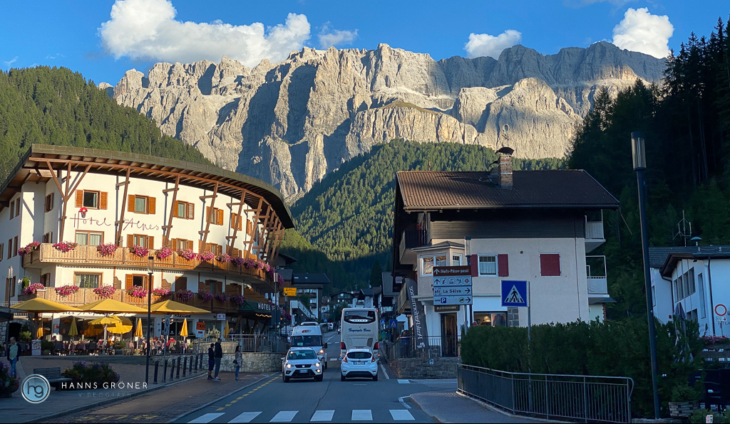 Spektakuläre Kulisse - Wolkenstein vor den steilen Wänden der Sellagruppe - Dolomiten 2022 (Foto: Hanns Gröner)