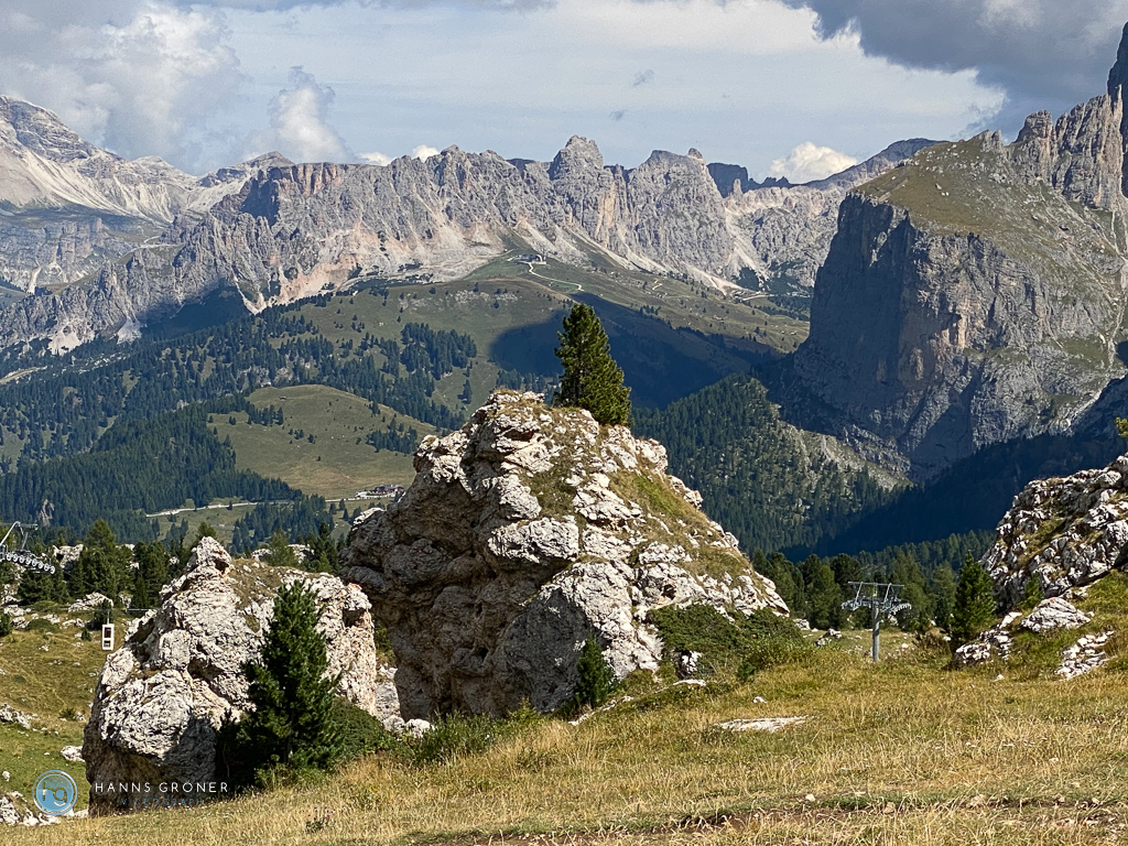 Blick auf das Grödnerjoch un die umliegende Bergkette