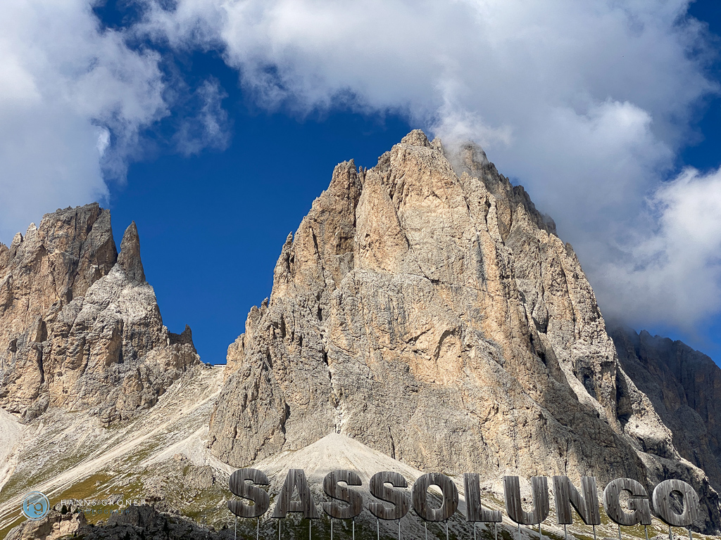 Schriftzug "Sassolungo" (Langkofel) auf dem Dach der Seilbahntalstation.