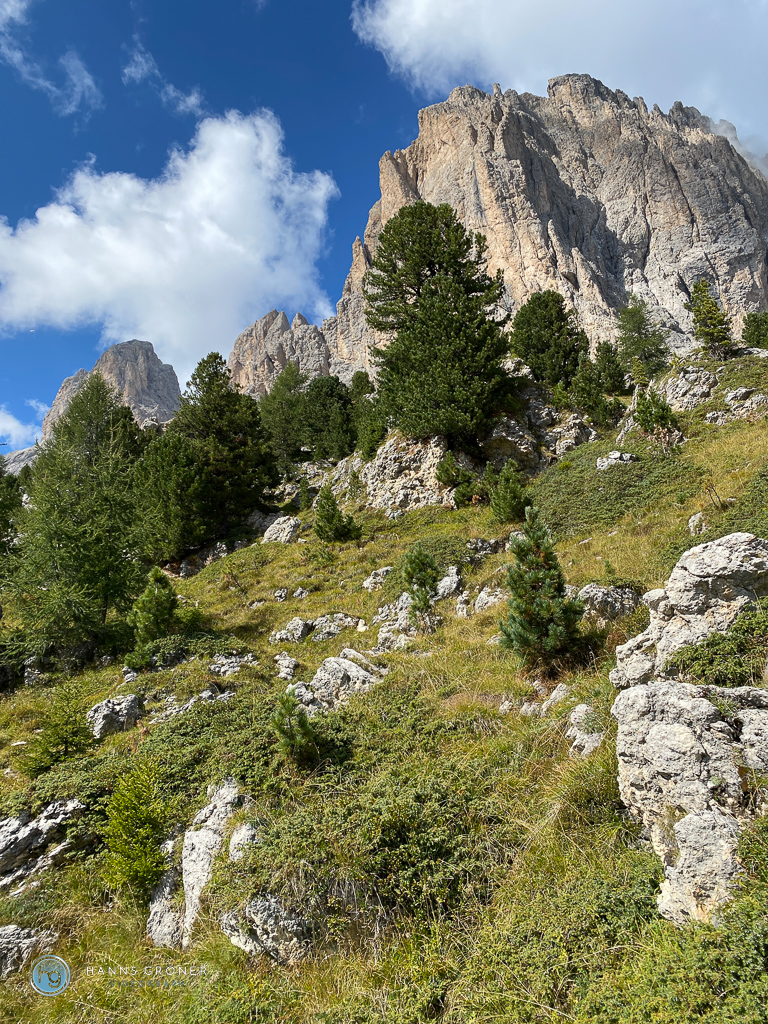 In der steinernen Stadt mit Blick auf den Langkofel